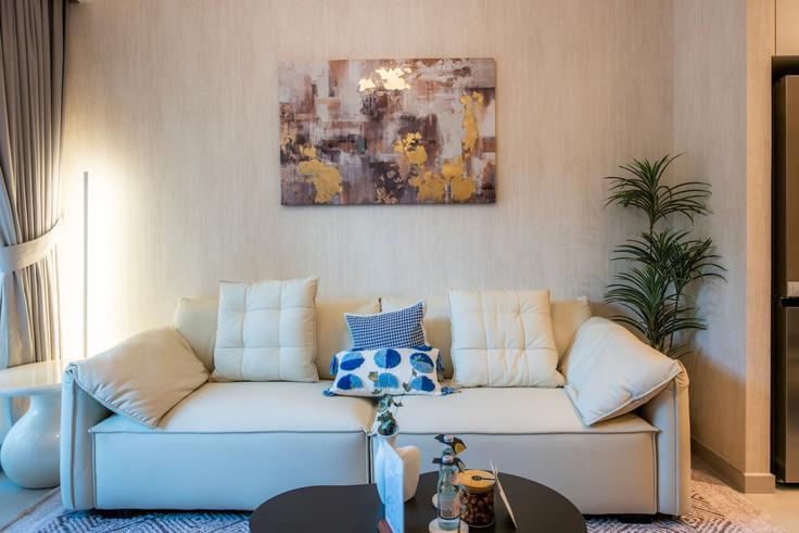 Elegant gestaltetes Wohnzimmer mit moderner Einrichtung in einer Wohnung im Building Burj Khalifa Boulevard - udh - 1386731 in Burj Khalifa, Dubai