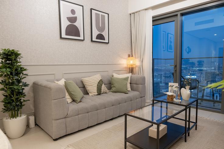 Elegant gestaltetes Wohnzimmer mit moderner Einrichtung in einer Wohnung im Building Burj Khalifa Boulevard - udh - 1386732 in Downtown Dubai, Dubai Elegant gestaltetes Wohnzimmer mit moderner Einrichtung in einer Wohnung im Building Burj Khalifa Boulevard - udh - 1386732 in Downtown Dubai, Dubai