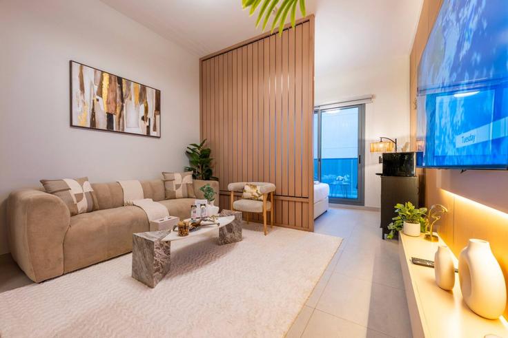 Elegant gestaltetes Wohnzimmer mit moderner Einrichtung in einer Wohnung im Building Tariaq Bedon Esm - udh - 1386745 in Dubai Hills Estate, Dubai