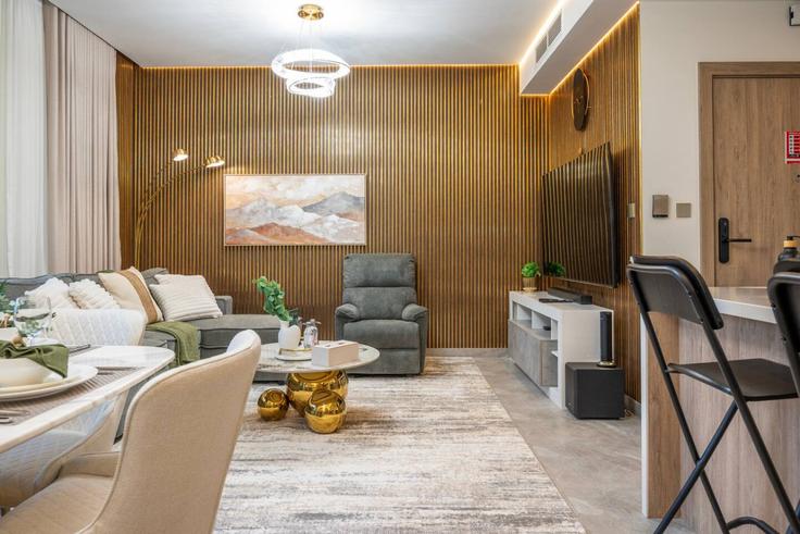 Sala de estar elegantemente projetada com móveis modernos em um apartamento no Building Al Khaleej Al Tejari 1 Street - udh - 1459450 em Business Bay, Dubai