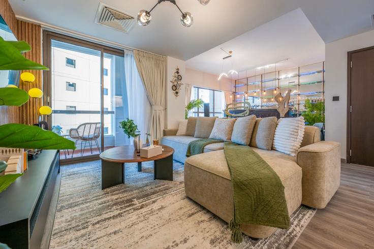 Elegante sala de estar con mobiliario moderno en un apartamento en Building Al Mamsha Street - udh - 1471305 en Dubai Marina, Dubai
