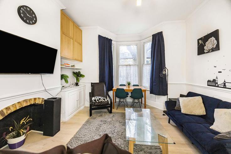 Sala de estar elegantemente projetada com móveis modernos em um apartamento no Building Shirland Road - udoma-limited - 1438297 em City of Westminster, London