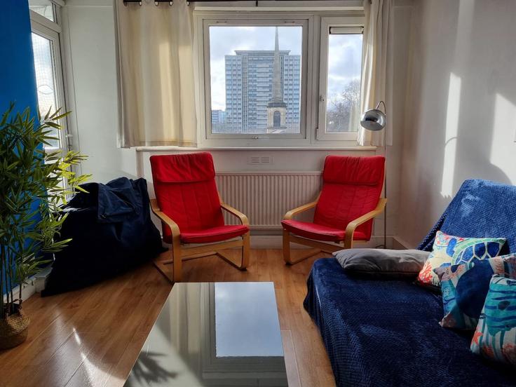 Elegante sala de estar con mobiliario moderno en un apartamento en Building Central Street - udoma-limited - 1438299 en London Borough of Islington, London Elegante sala de estar con mobiliario moderno en un apartamento en Building Central Street - udoma-limited - 1438299 en London Borough of Islington, London