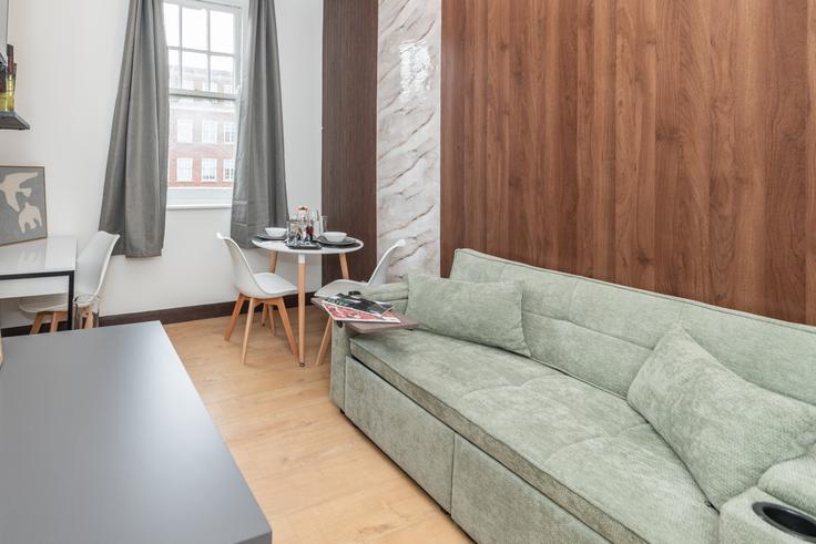 Elegant gestaltetes Wohnzimmer mit moderner Einrichtung in einer Wohnung im Building Kensington High Street - udoma-limited - 1541042 in Royal Borough of Kensington and Chelsea, London Elegant gestaltetes Wohnzimmer mit moderner Einrichtung in einer Wohnung im Building Kensington High Street - udoma-limited - 1541042 in Royal Borough of Kensington and Chelsea, London