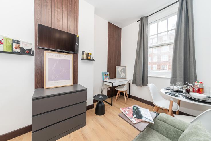 Elegante sala de estar con mobiliario moderno en un apartamento en Building Kensington High Street - udoma-limited - 1541042 en Royal Borough of Kensington and Chelsea, London Elegante sala de estar con mobiliario moderno en un apartamento en Building Kensington High Street - udoma-limited - 1541042 en Royal Borough of Kensington and Chelsea, London