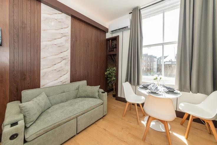 Elegante sala de estar con mobiliario moderno en un apartamento en Building Kensington High Street - udoma-limited - 1560839 en Royal Borough of Kensington and Chelsea, London Elegante sala de estar con mobiliario moderno en un apartamento en Building Kensington High Street - udoma-limited - 1560839 en Royal Borough of Kensington and Chelsea, London