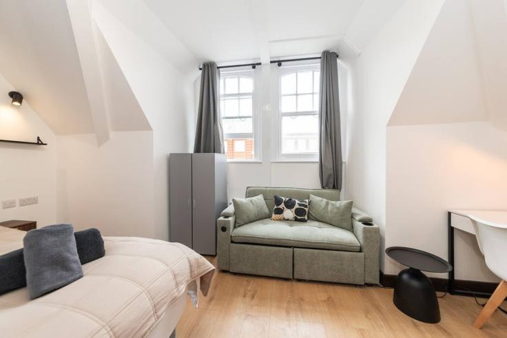 Elegant gestaltetes Wohnzimmer mit moderner Einrichtung in einer Wohnung im Building Kensington High Street - udoma-limited - 1569718 in Royal Borough of Kensington and Chelsea, London Elegant gestaltetes Wohnzimmer mit moderner Einrichtung in einer Wohnung im Building Kensington High Street - udoma-limited - 1569718 in Royal Borough of Kensington and Chelsea, London