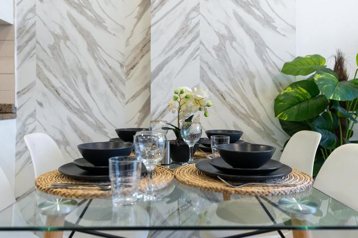 Building Tariaq Bedon Esm - ultimate-stay - 1302106 - DXB adresindeki bir dairede şık sandalyeli yemek masası JLT, Dubai Building Tariaq Bedon Esm - ultimate-stay - 1302106 - DXB adresindeki bir dairede şık sandalyeli yemek masası JLT, Dubai