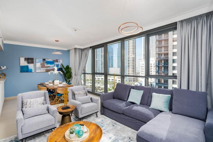 Dubai Ras Al KhorのBuilding Tariaq Bedon Esm - ultimate-stay - 1302099 - DXBのアパートメントにある、モダンな家具を備えたエレガントなデザインのリビングルーム Dubai Ras Al KhorのBuilding Tariaq Bedon Esm - ultimate-stay - 1302099 - DXBのアパートメントにある、モダンな家具を備えたエレガントなデザインのリビングルーム