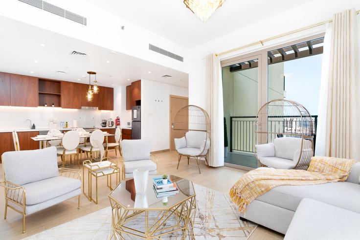 Dubai JumeirahのBuilding Tariaq Bedon Esm - ultimate-stay - 1302105 - DXBのアパートメントにある、モダンな家具を備えたエレガントなデザインのリビングルーム Dubai JumeirahのBuilding Tariaq Bedon Esm - ultimate-stay - 1302105 - DXBのアパートメントにある、モダンな家具を備えたエレガントなデザインのリビングルーム