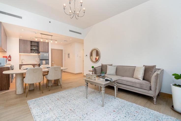 Jumeirah, Dubai에 위치한 Building Tariaq Bedon Esm - ultimate-stay - 1302109 - DXB 유닛의 세련된 인테리어가 돋보이는 거실