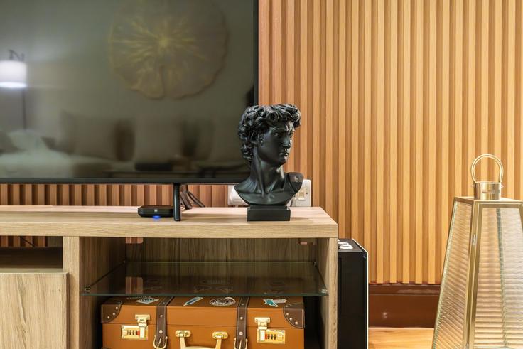 Building Palm Jumeirah Rd - ultimate-stay - 1366029 adresindeki bir dairede modern mobilyalarla zarif bir şekilde tasarlanmış oturma odası The Palm Jumeirah, Dubai