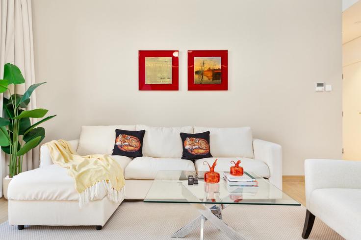 Jumeirah, Dubai에 위치한 Building Tariaq Bedon Esm - ultimate-stay - 1379430 유닛의 세련된 인테리어가 돋보이는 거실 Jumeirah, Dubai에 위치한 Building Tariaq Bedon Esm - ultimate-stay - 1379430 유닛의 세련된 인테리어가 돋보이는 거실