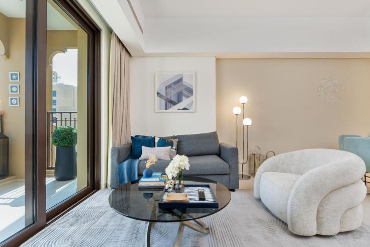Elegante sala de estar con mobiliario moderno en un apartamento en Building Umm Suqeim Street - ultimate-stay - 1389015 en Umm Suqeim Third, Dubai