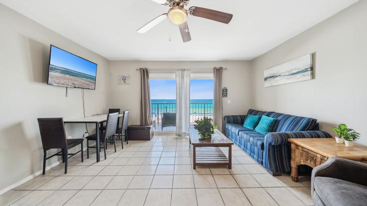 Elegante sala de estar con mobiliario moderno en un apartamento en Building Thomas Drive - umbcacations - 1056237 - USA en Panama City Beach, Panama City Beach Elegante sala de estar con mobiliario moderno en un apartamento en Building Thomas Drive - umbcacations - 1056237 - USA en Panama City Beach, Panama City Beach