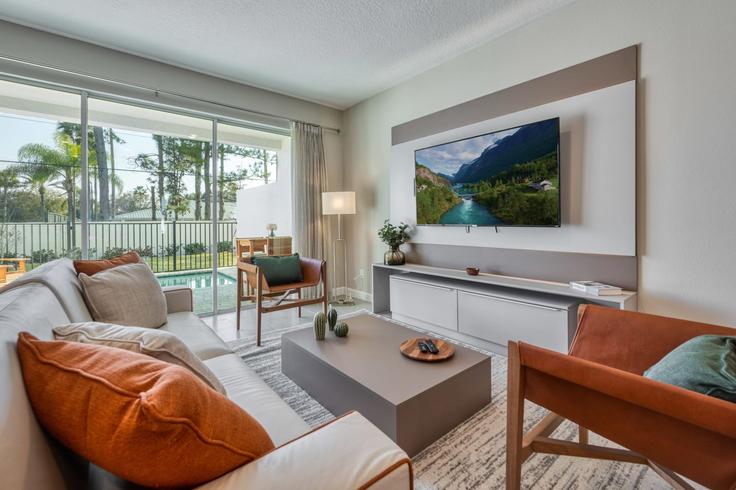 Elegante sala de estar con mobiliario moderno en un apartamento en Building Formosa Valley Place - une-homes - 1280761 - MCO en Four Corners, Four Corners