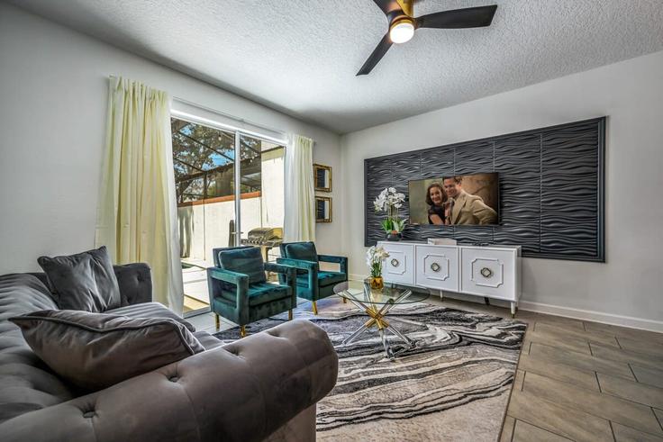 Salle de séjour élégante avec mobilier moderne dans un appartement à Building Windermere Avenue - une-homes - 1280771 - MCO à Kissimmee, Kissimmee Salle de séjour élégante avec mobilier moderne dans un appartement à Building Windermere Avenue - une-homes - 1280771 - MCO à Kissimmee, Kissimmee