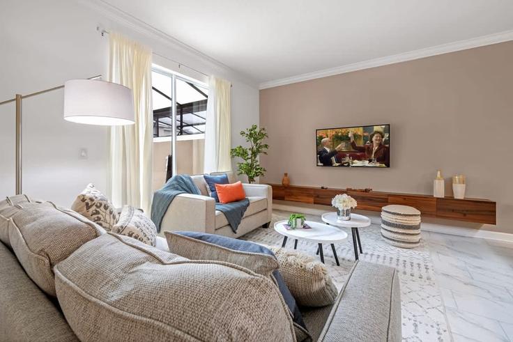 Salle de séjour élégante avec mobilier moderne dans un appartement à Building Paragraph Drive - une-homes - 1280808 - MCO à Kissimmee, Kissimmee