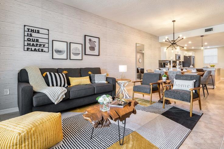 Elegante sala de estar con mobiliario moderno en un apartamento en Building Paradox Circle - une-homes - 1280768 - MCO en Kissimmee, Kissimmee Elegante sala de estar con mobiliario moderno en un apartamento en Building Paradox Circle - une-homes - 1280768 - MCO en Kissimmee, Kissimmee