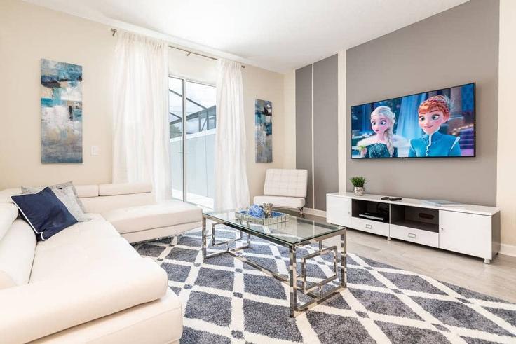 Sala de estar elegantemente projetada com móveis modernos em um apartamento no Building Windermere Avenue - une-homes - 1280783 - MCO em Kissimmee, Kissimmee Sala de estar elegantemente projetada com móveis modernos em um apartamento no Building Windermere Avenue - une-homes - 1280783 - MCO em Kissimmee, Kissimmee