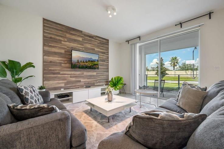 Elegante sala de estar con mobiliario moderno en un apartamento en Building Clock Tower Drive - une-homes - 1280816 - MCO en Kissimmee, Kissimmee Elegante sala de estar con mobiliario moderno en un apartamento en Building Clock Tower Drive - une-homes - 1280816 - MCO en Kissimmee, Kissimmee