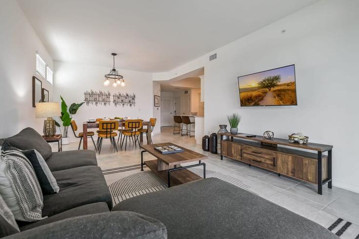 Elegant gestaltetes Wohnzimmer mit moderner Einrichtung in einer Wohnung im Building Paradox Circle - une-homes - 1280964 - MCO in Kissimmee, Kissimmee