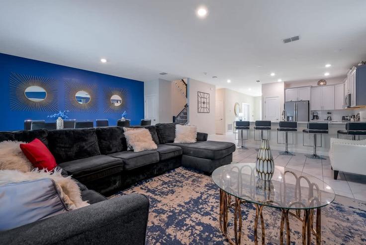 Elegante sala de estar con mobiliario moderno en un apartamento en Building Narrative Lane - une-homes - 1280888 - MCO en Kissimmee, Kissimmee