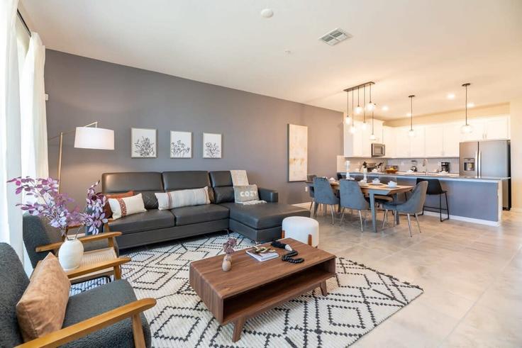 Salle de séjour élégante avec mobilier moderne dans un appartement à Building Cliftons Draw Drive - une-homes - 1280900 - MCO à Four Corners, Four Corners Salle de séjour élégante avec mobilier moderne dans un appartement à Building Cliftons Draw Drive - une-homes - 1280900 - MCO à Four Corners, Four Corners