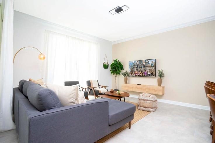 Salle de séjour élégante avec mobilier moderne dans un appartement à Building Kingsbarn Street - une-homes - 1280786 - MCO à Four Corners, Four Corners