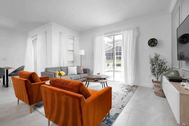 Building Splash Shot Place - une-homes - 1280788 - MCO adresindeki bir dairede modern mobilyalarla zarif bir şekilde tasarlanmış oturma odası Four Corners, Four Corners