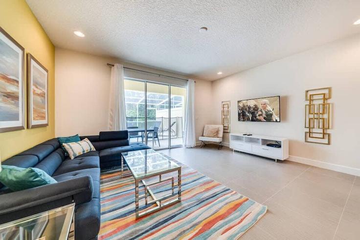 Four Corners, Four Corners에 위치한 Building Retreat Circle - une-homes - 1280796 - MCO 아파트의 세련된 인테리어가 돋보이는 거실