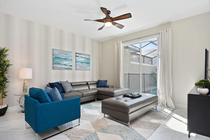 Salle de séjour élégante avec mobilier moderne dans un appartement à Building Tom Sawyer Drive - une-homes - 1280841 - MCO à Kissimmee, Kissimmee