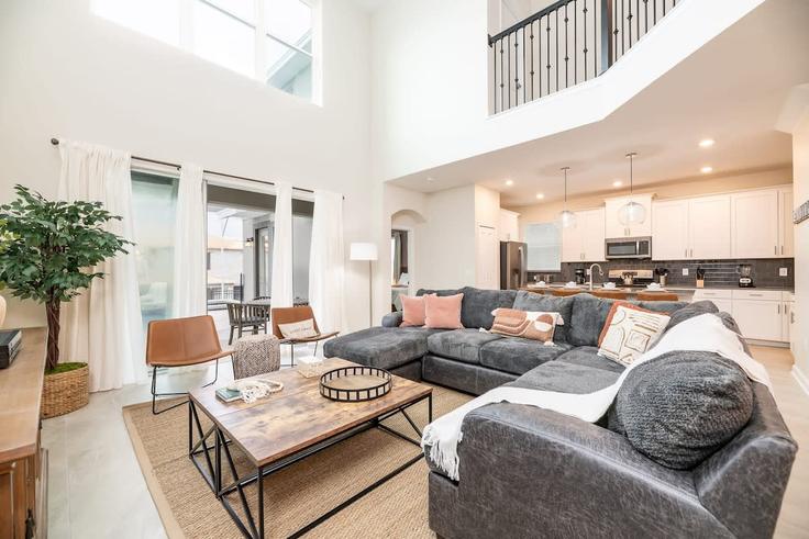 Salle de séjour élégante avec mobilier moderne dans un appartement à Building Leader Street - une-homes - 1280795 - MCO à Four Corners, Four Corners