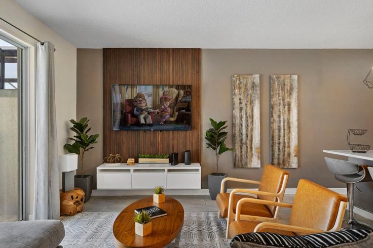 Elegante sala de estar con mobiliario moderno en un apartamento en Building Stinger Drive - une-homes - 1280943 - MCO en Four Corners, Four Corners Elegante sala de estar con mobiliario moderno en un apartamento en Building Stinger Drive - une-homes - 1280943 - MCO en Four Corners, Four Corners