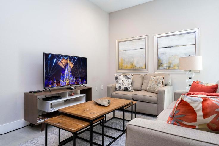Kissimmee, Kissimmee에 위치한 Building Sunny Dreams Lane - une-homes - 1280880 - MCO 아파트의 세련된 인테리어가 돋보이는 거실