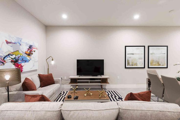 Kissimmee, Kissimmee에 위치한 Building Sunny Dreams Lane - une-homes - 1280897 - MCO 아파트의 세련된 인테리어가 돋보이는 거실