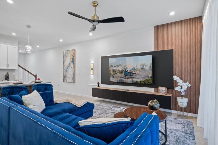 Salle de séjour élégante avec mobilier moderne dans un appartement à Building Zaballina Place - une-homes - 1280873 - MCO à Four Corners, Four Corners