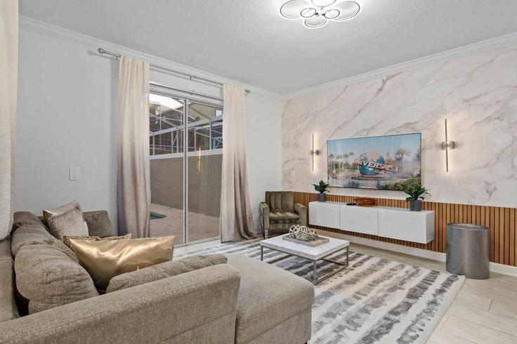 Salle de séjour élégante avec mobilier moderne dans un appartement à Building Kingsbarn Street - une-homes - 1280973 - MCO à Four Corners, Four Corners Salle de séjour élégante avec mobilier moderne dans un appartement à Building Kingsbarn Street - une-homes - 1280973 - MCO à Four Corners, Four Corners