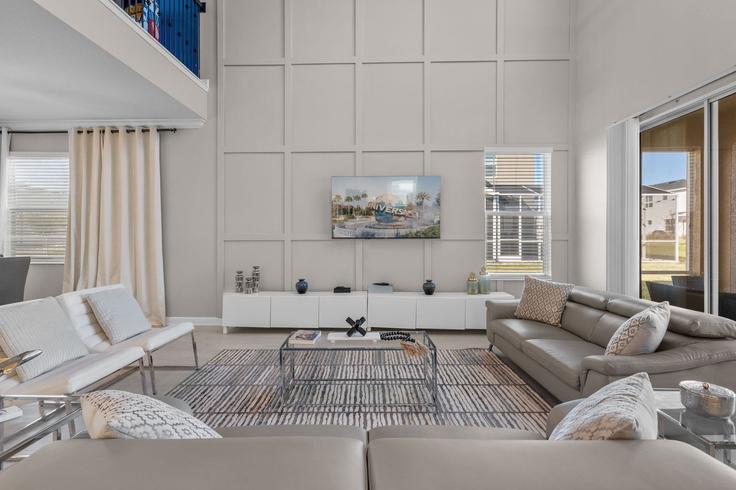 Building Play Through Drive - une-homes - 1280872 - MCO adresindeki bir dairede modern mobilyalarla zarif bir şekilde tasarlanmış oturma odası Four Corners, Four Corners