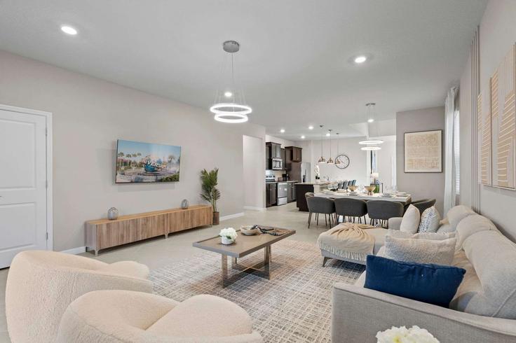 Salle de séjour élégante avec mobilier moderne dans un appartement à Building Trinidad Way - une-homes - 1280918 - MCO à Four Corners, Four Corners