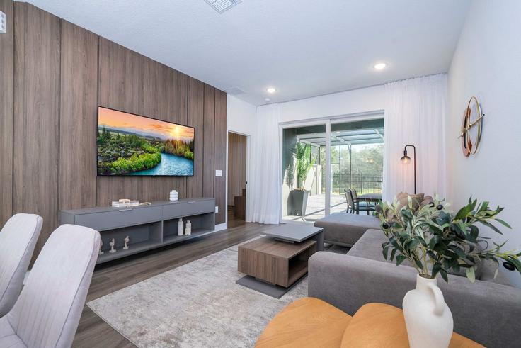 Sala de estar elegantemente projetada com móveis modernos em um apartamento no Building Santorini Drive - une-homes - 1280986 - MCO em Four Corners, Four Corners