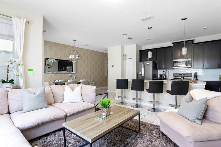 Salle de séjour élégante avec mobilier moderne dans un appartement à Building Romeo Circle - une-homes - 1280912 - MCO à Kissimmee, Kissimmee Salle de séjour élégante avec mobilier moderne dans un appartement à Building Romeo Circle - une-homes - 1280912 - MCO à Kissimmee, Kissimmee