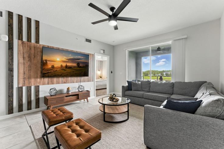 Elegante sala de estar con mobiliario moderno en un apartamento en Building Paradox Circle - une-homes - 1297365 - MCO en Kissimmee, Kissimmee Elegante sala de estar con mobiliario moderno en un apartamento en Building Paradox Circle - une-homes - 1297365 - MCO en Kissimmee, Kissimmee