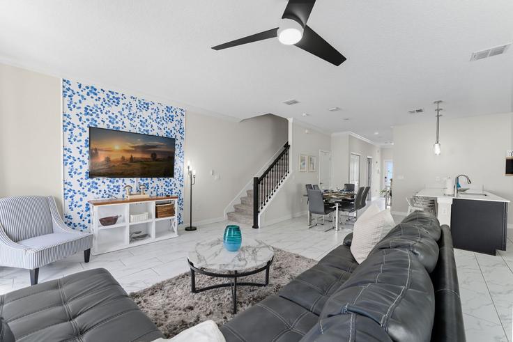 Four Corners, Four Corners에 위치한 Building Challenge Drive - une-homes - 1325684 유닛의 세련된 인테리어가 돋보이는 거실 Four Corners, Four Corners에 위치한 Building Challenge Drive - une-homes - 1325684 유닛의 세련된 인테리어가 돋보이는 거실