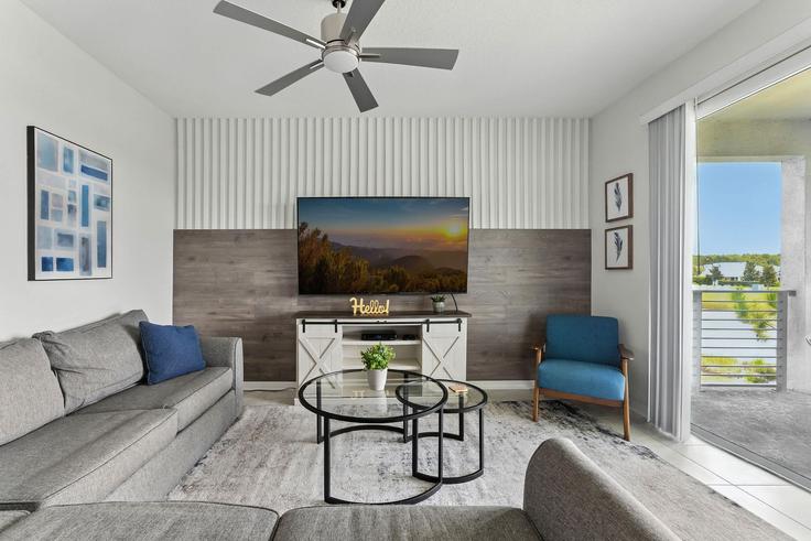 Elegante sala de estar con mobiliario moderno en un apartamento en Building Paradox Circle - une-homes - 1319967 en Kissimmee, Kissimmee Elegante sala de estar con mobiliario moderno en un apartamento en Building Paradox Circle - une-homes - 1319967 en Kissimmee, Kissimmee