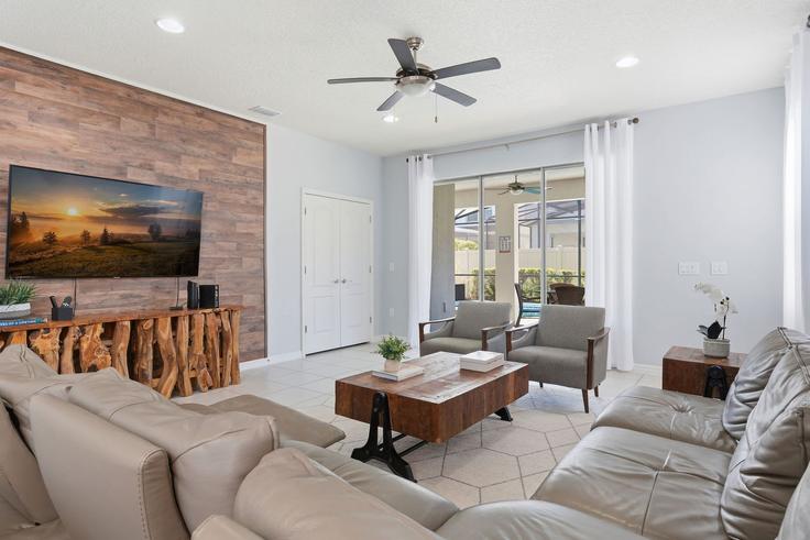 Four Corners Four CornersのBuilding Zurich Lane - une-homes - 1337872のアパートメントにある、モダンな家具を備えたエレガントなデザインのリビングルーム