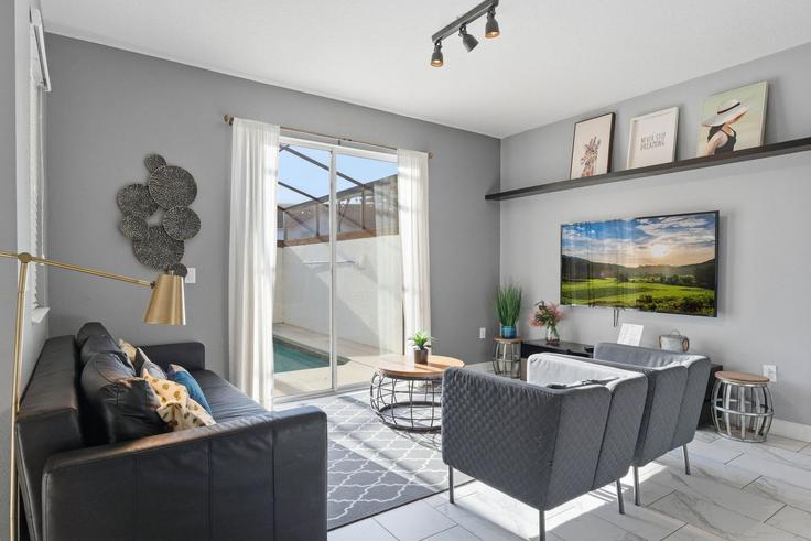 Salle de séjour élégante avec mobilier moderne dans un appartement à Building Stinger Drive - une-homes - 1351735 à Four Corners, Four Corners