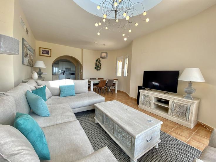 Sala de estar elegantemente projetada com móveis modernos em um apartamento no Building Calle de Italia - united-renters - 1346630 em El Campello, El Campello