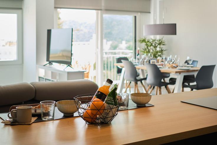 Salle de séjour élégante avec mobilier moderne dans un appartement à Building Carrer Doctor Sapena - united-renters - 1346623 à Alicante, Alicante Salle de séjour élégante avec mobilier moderne dans un appartement à Building Carrer Doctor Sapena - united-renters - 1346623 à Alicante, Alicante