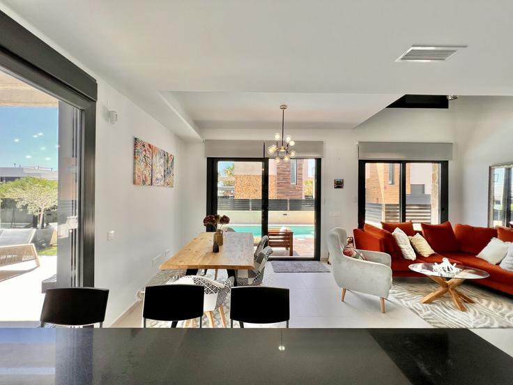 Orihuela OrihuelaのBuilding Calle Cabo Trafalgar - united-renters - 1346621のアパートメントにある、モダンな家具を備えたエレガントなデザインのリビングルーム